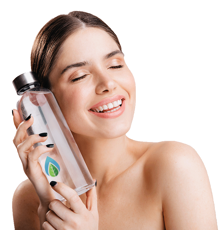 Mujer bebiendo agua purificada por osmosis inversa en Barcelona